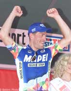 La locandina del Giro 2001 realizzata da Emilio Tadini. Ingrandisci l'immagine.