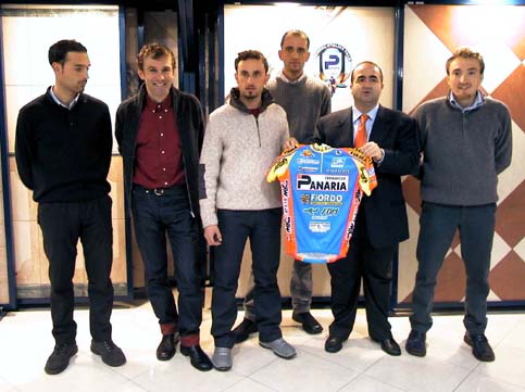 Alcuni corridori della squadra fotografati assieme al Presidente di Fiordo, con la nuova maglia.