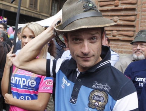 Michele Scarponi indossa un berretto da Alpino Photo Bettini
