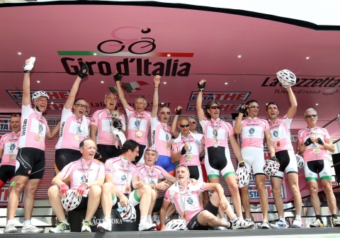 Ingrandisci Foto: La pedalata Fight for Pink”  prologo alla prima tappa del Giro d’Italia