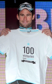 Mark Cavendish  con la maglia delle 100 vittorie