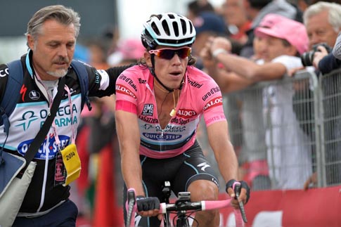 La maglia rosa Rigoberto Uran al termine della 14a tappa del Giro d'Italia © La Presse/RCS Sport