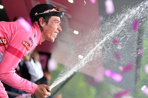 Rigobrto Uran stappa in maglia rosa nella 14a tappa del Giro d'Italia © La Presse/RCS Sport
