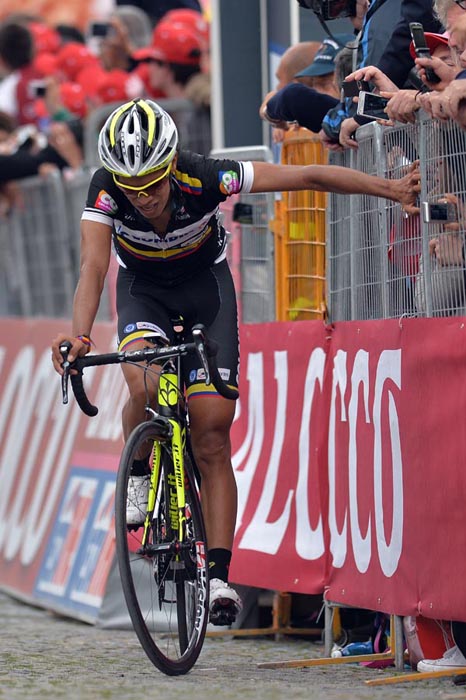Jarlinson Pantano esausto dopo aver tagliato il traguardo di Oropa nella 14a tappa del Giro d'Italia © La Presse/RCS Sport