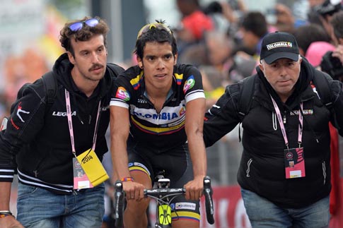 Jarlinson Pantano accolto dai massaggiatori del Team Colombia all'arrivo della 14a tappa del Giro d'Italia © La Presse/RCS Sport