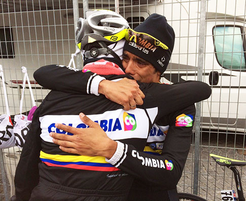 Pantano abbracciato da un compagno colombiano all'arrivo