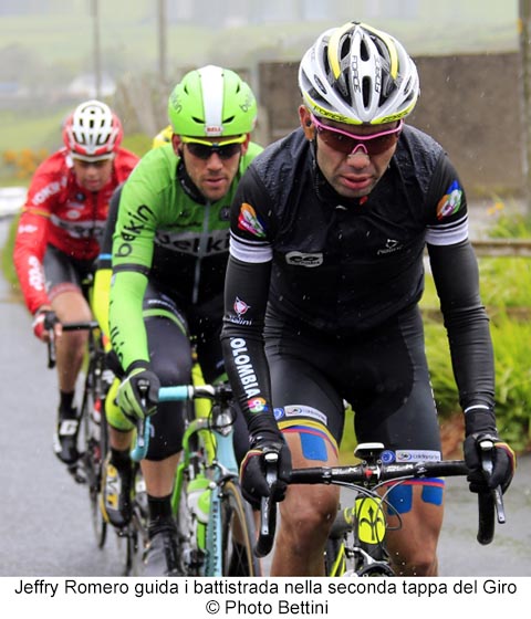 Jeffry Romero guida i battistrada nella seconda tappa del Giro