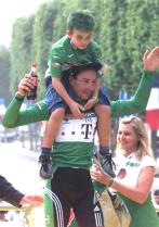 Erik Zabel festeggia la maglia verde assieme a  suo figlio.